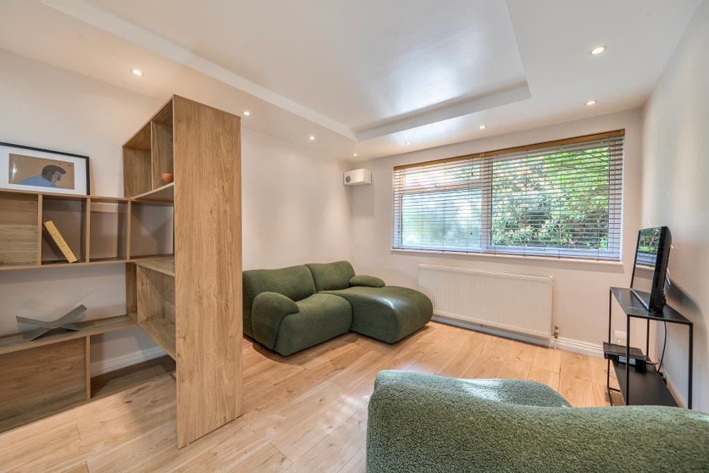 Dunraven Drive, Enfield, London, UK, EN2 8LN
